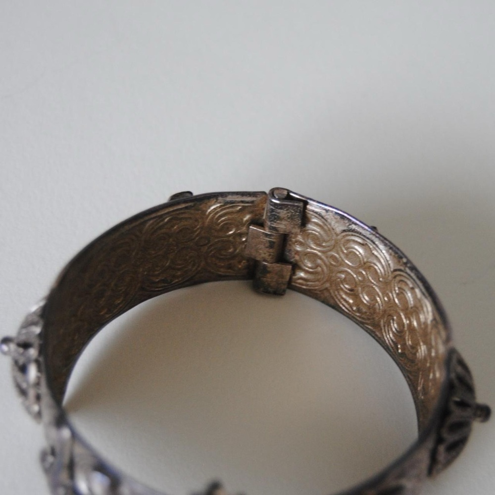 Elegant Silver Bracelet with Intricate Design - Picture 7 of 7